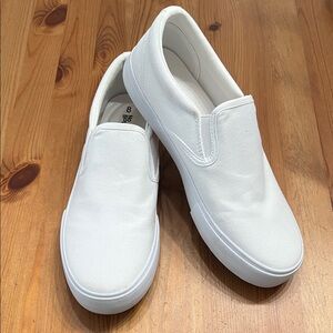 No Boundaries Women’s White Slip-On shoes. Size 8. Excellent condition!